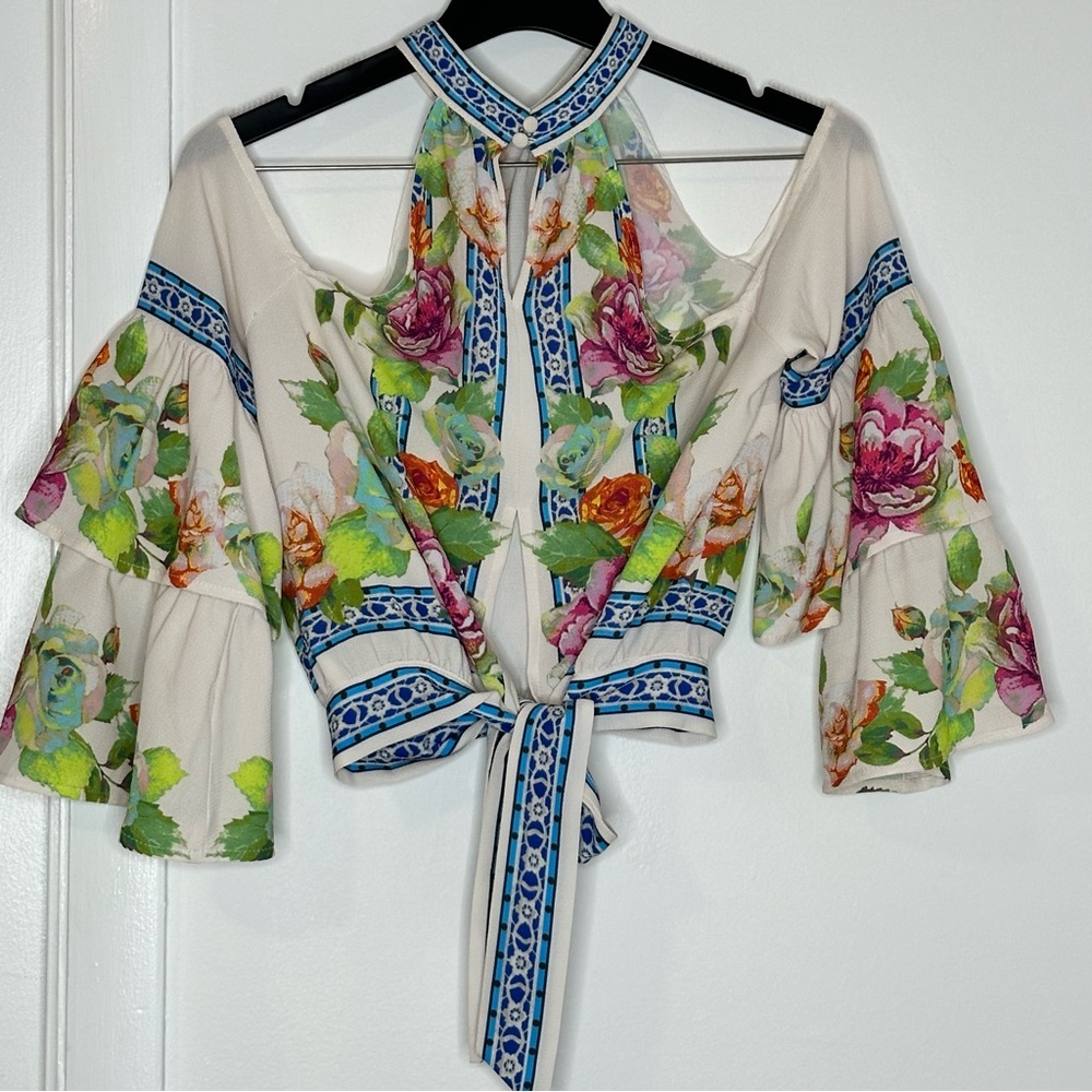Beautiful floral off shoulder top size small - Picture 3 of 7